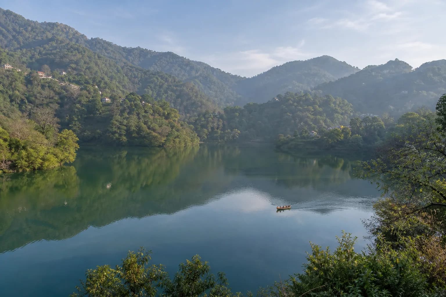 Peaceful lake and green mountain surroundings in Naukuchiatal